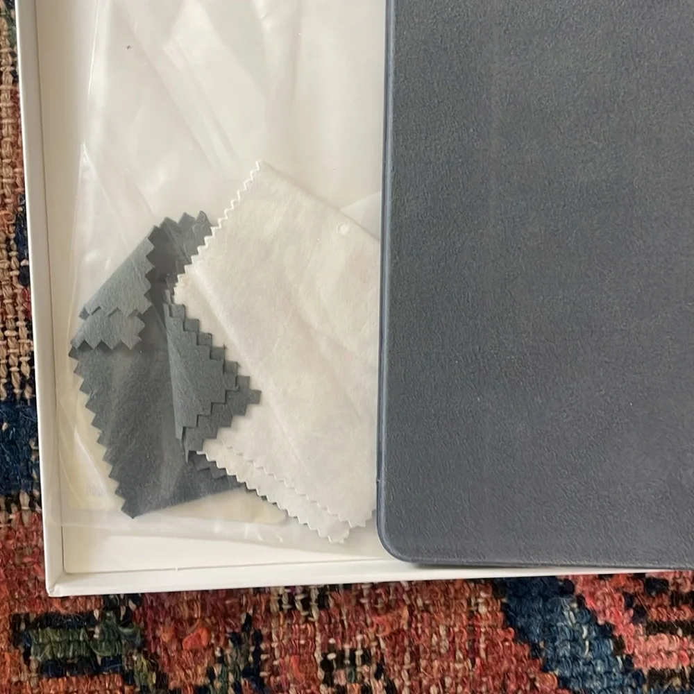 •| Apple IPad smart keyboard